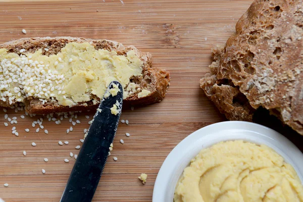 Kremsi humus yayılmış tam buğday ve çavdar ekmeği — Stok fotoğraf