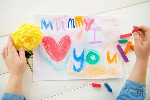 Menina está desenhando cartão postal para o dia das mães — Fotografia de Stock