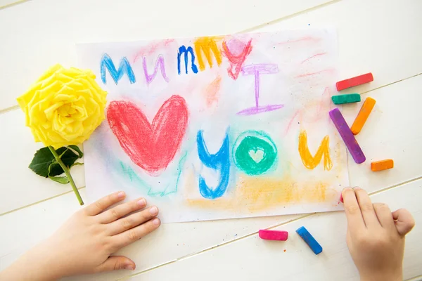 Little Girl is Drawing Postcard for Mothers Day — Stock Photo, Image
