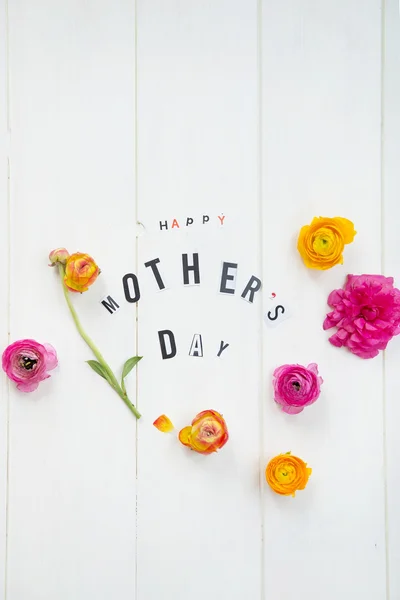 Happy Mothers Day Letters and Ranunculus — Stock Photo, Image