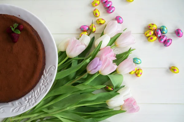Easter Chocolate Eggs, Tulips and Homemade Chocolate Cake — Stock Photo, Image