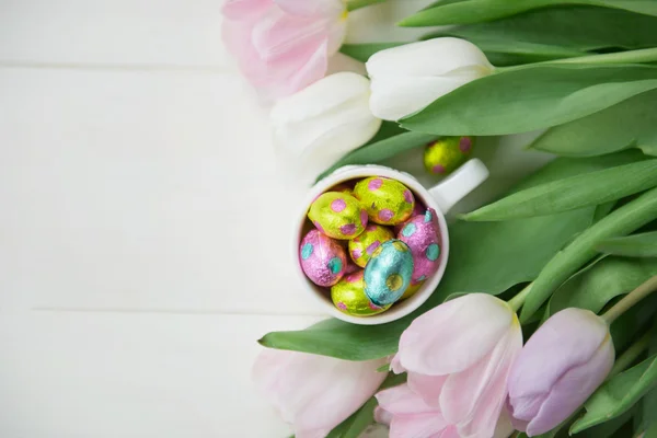 Easter Chocolate Eggs with Tulips — Stock Photo, Image