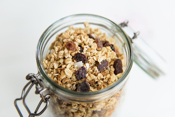 Домашняя гранола в открытой стеклянной банке
