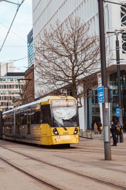 MANCHESTER, ENGLAND, İngiltere - 28 Kasım 2025 Manchester şehir merkezi, Metrolink tramvay durağı St Peters Meydanı 'nda farklı noktalara giden tramvaylar
