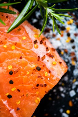 Taze Çiğ somon fileto aromatik otlar ve Oli bölümlerini