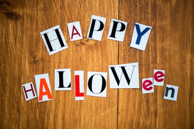 Mutlu Cadılar Bayramı mektuplar dergilerden kesip