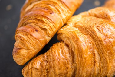 İki taze kruvasan kahvaltı için hazır mısın
