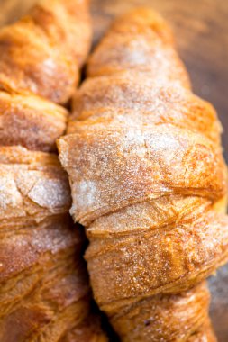 İki taze kruvasan kahvaltı için hazır mısın