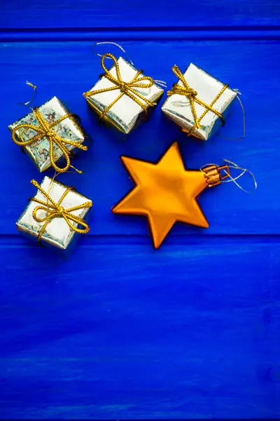 Vánoční ozdoby zlaté prezentuje a hvězda — Stock fotografie
