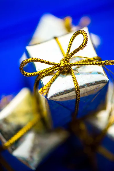 Vánoční symboly a ozdoby jako jsou boxy představuje — Stock fotografie