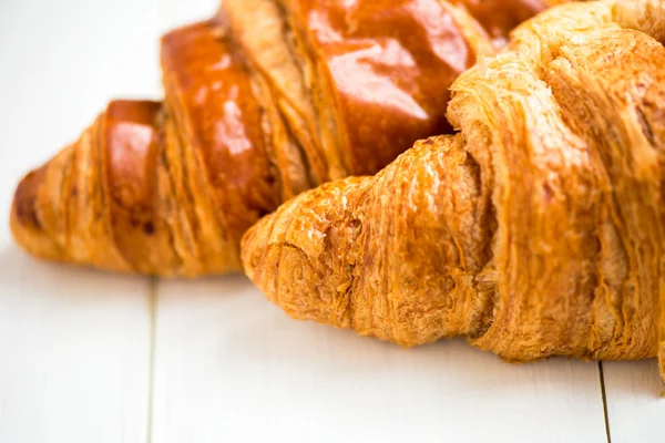 Dvě čerstvé croissanty jsou připraveny k snídani — Stock fotografie