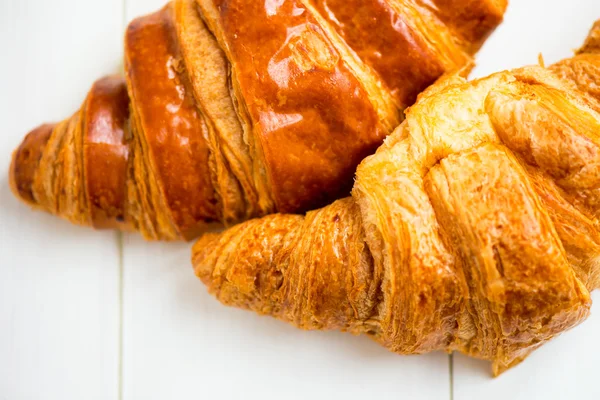 Dos cruasanes frescos están listos para el desayuno — Foto de Stock