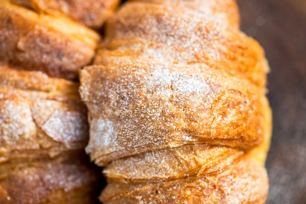 Čerstvé croissanty jsou připraveny k snídani — Stock fotografie