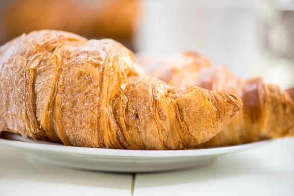 Dos cruasanes frescos están listos para el desayuno y la puesta en t — Foto de Stock