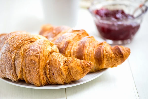 Friss croissant-t, a porcukrot, a csésze teát, és a Strawberry Jam — Stock Fotó