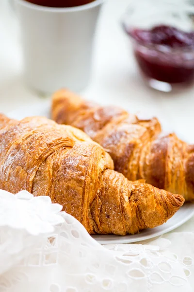 Friss croissant-t, a porcukrot, a csésze teát, és a Strawberry Jam — Stock Fotó