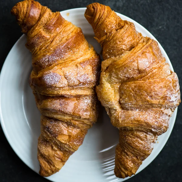 Két friss croissant, jegesedés készen áll a reggeli — Stock Fotó