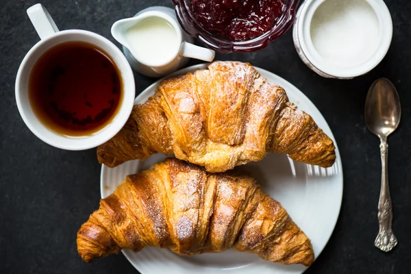 A porcukrot, a csésze Tea, tej, cukor és eper Ja croissant — Stock Fotó