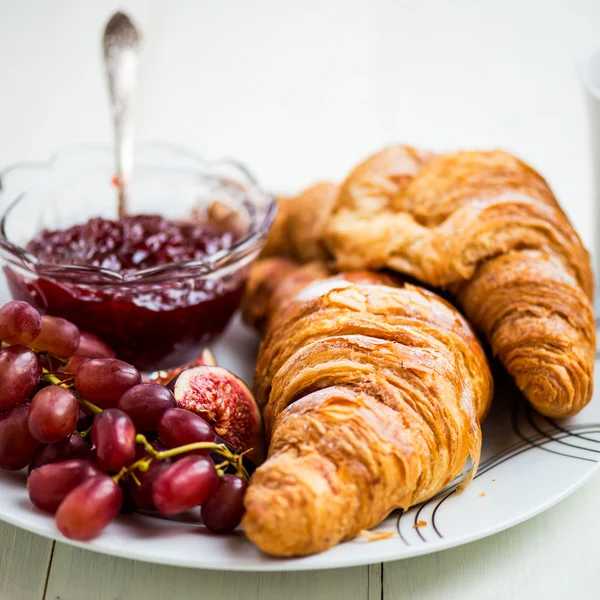 Croissant-t, a porcukrot, a csésze teát, a szőlő, a cukor és a Strawberry — Stock Fotó