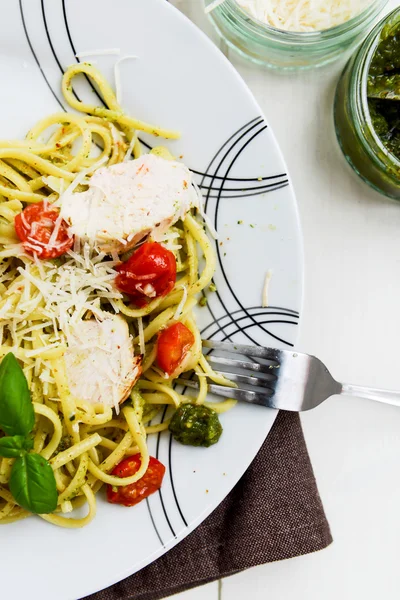 Pesto Linguine con parmesano, pollo al limón y ciruela bebé al horno — Foto de Stock