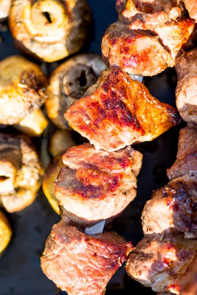 Carne grelhada e Kebab de cogumelos — Fotografia de Stock