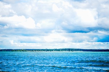 Mavi deniz, bulutlu gökyüzü, Sandy Beach ve Backgrou şehir