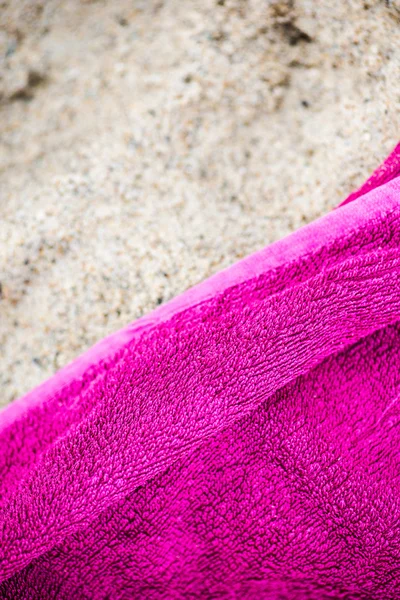 Ręcznik plażowy na piasku — Zdjęcie stockowe