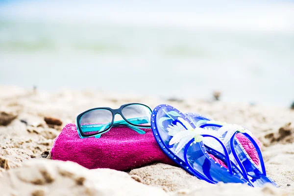 Vacaciones de verano. Toalla Fuschia, gafas de sol, sandalias de gelatina l —  Fotos de Stock