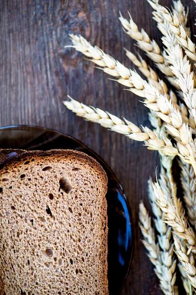Buğday ve ahşap zemin üzerine ekmek — Stok fotoğraf