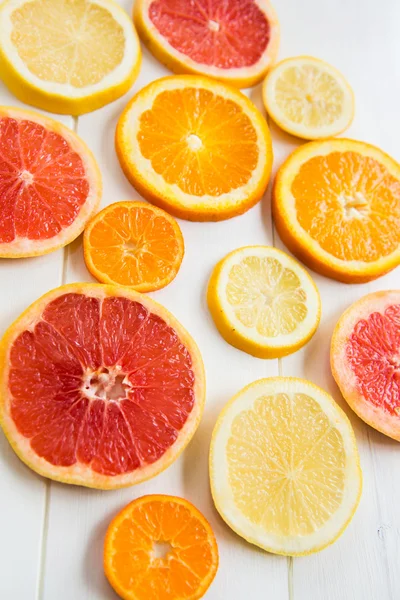 Цитрусовые ломтики. Апельсины, грейпфруты и лимоны — стоковое фото