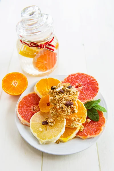 Tranches d'agrumes avec Granola sur une assiette — Photo