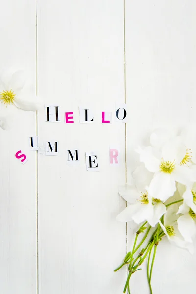 Hello nyári betűk vágja ki a magazin klematisz virágokkal — Stock Fotó