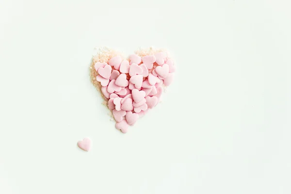 Confettis saupoudrer sous la forme du cœur — Photo