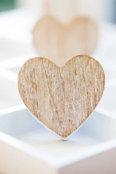 Corazones grises de madera en la bandeja blanca de madera — Foto de Stock