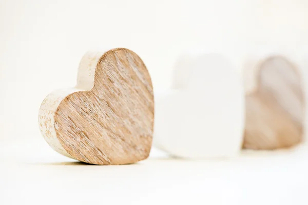 Weiße und graue Herzen aus Holz im weißen Tablett — Stockfoto