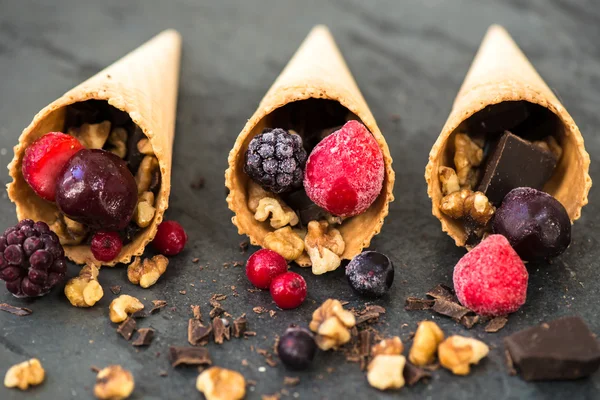 Dondurulmuş çilek, ceviz, çikolata ve gofret koni