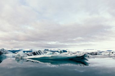 Buzul Gölü yakınlarındaki sakin bir denizdeki buz dağının sakin kış manzarası Jokulsarlon, İzlanda
