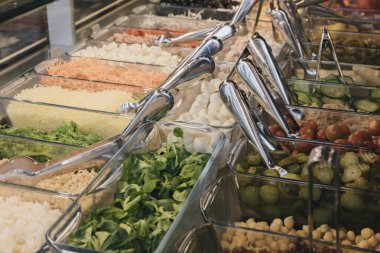 Çeşitli peynir, sebze ve meyve çeşitlerinden farklı malzemelerle salata büfesi fotoğrafı.