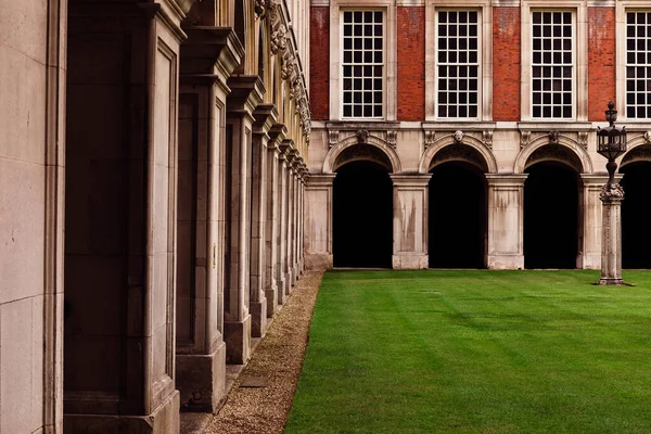 Fotografia Stockowa Wykonana Jednym Ogrodów Hampton Court Składającym Się Chodnika — Zdjęcie stockowe