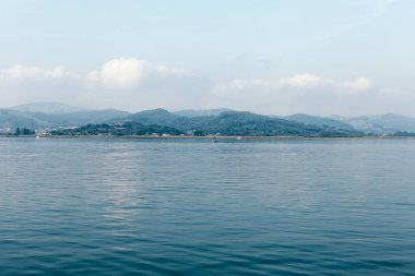Deniz manzaralı bir deniz manzarasının ve arka planda bir köyün stok fotoğrafı.