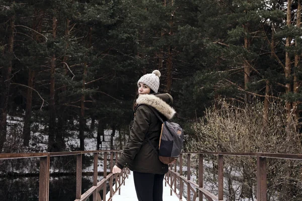 Stock Photo Taken Woman Crossing Walkway Enjoying Day Nature Middle — Stock Photo, Image