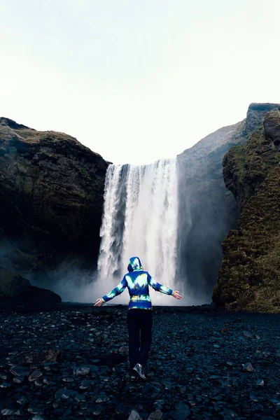 Foto Tomada Una Mujer Disfrutando Del Inmenso Hermoso Paisaje Cascada — Foto de Stock