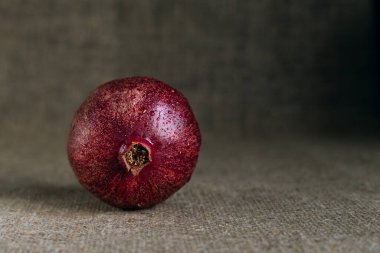 Çuval bezi üzerine su damlaları konmuş sulu nar meyvesi (garnet).