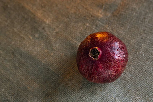 Saftige Granatapfelfrucht Granat Mit Wassertropfen Darauf Auf Einem Sacktuch Hintergrund — Stockfoto