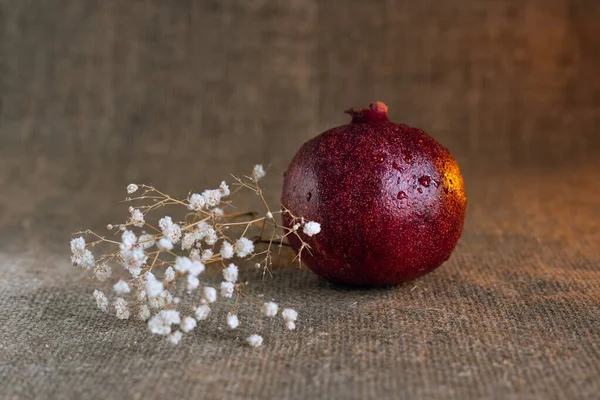 Çuval bezi arka planında çigila bulunan sulu nar meyvesi (garnet).