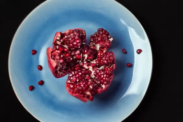 Kesme tahtasındaki lezzetli nar meyvesi.