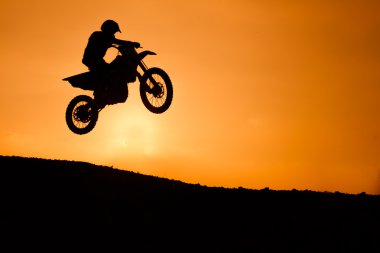 Motosiklet siluet atlama