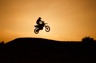 Motosiklet siluet atlama