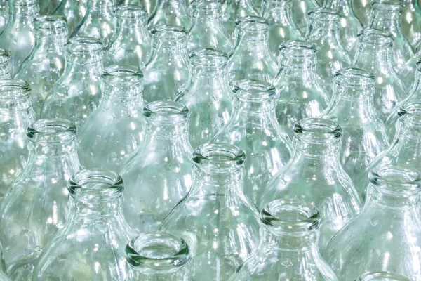 Стеклянная бутылка и помещается поочередно — стоковое фото