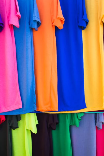 Un montón de ropa de colores brillantes — Foto de Stock